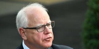 Harris sceglie il vice: chi è Walz, governatore del Minnesota