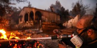 Incendi Atene, morta una donna: migliaia gli evacuati