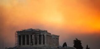 Incendio in Grecia, bruciano i boschi a nord di Atene: migliaia di residenti evacuati