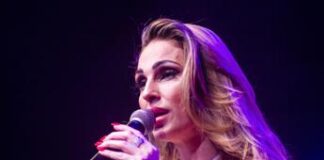 Incidente per Anna Tatangelo, viene punta da una vespa e lascia il palco – Video