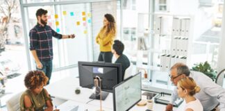 Intelligenza artificiale: meno di 3 aziende su 10 investono veramente in AI ma la maggioranza dei lavoratori vede benefici dalla sua implementazione