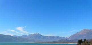 Lago di Santa Croce, 15enne Piovese rischia di annegare: Zaia elogia salvataggio da parte di Lauro e Sara con cani Ada e Keiko Lago di Santa Croce