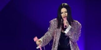 Laura Pausini, il karaoke in macchina con le amiche d’infanzia – Video
