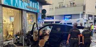 Milano, suv si schianta contro la vetrina di un negozio: due feriti gravi