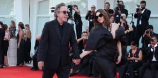 Mostra Venezia, ecco Beetlejuice: il red carpet gothic con Tim Burton e Monica Bellucci
