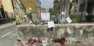 Omicidio Sharon, su luogo del crimine i fiori di Ruocco e il cartello “giustizia è fatta”