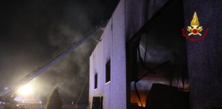 Incendio in azienda chimica Veco a Monticello Conte Otto: Vigili del Fuoco domano le fiamme, evitano danni alle persone e lavoreranno tutta la notte Vigili del fuoco in azione di notte alla Veco di Monticello Conte Otto