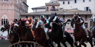 Palio di Siena, la Contrada dell’Onda vince la prova generale