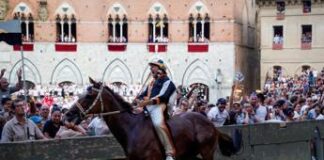 Palio di Siena, trionfo Lupa: chi è Velluto, il fantino che ha vinto