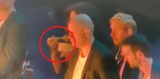 Parigi 2024, c’è la cerimonia ma lui mangia sul palco – Video