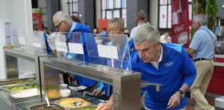 Parigi 2024, dopo il caldo in camera e la Senna inquinata ora i vermi nel cibo