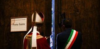 Perdonanza, chiusa Porta Santa, il sindaco: “L’Aquila capitale del perdono e della pace”