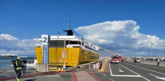 Piombino, incendio nella sala macchine del traghetto per l’Elba: evacuati in 300