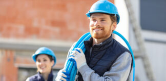 Tessere la rete del domani: l’industria dei cavi in fibra ottica al centro della rivoluzione digitale Posa di cavi in fibra ottica