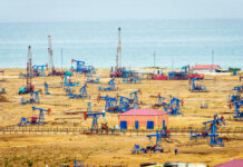 La storia del prezzo del petrolio post-pandemia: dal barile sotto zero alla normalizzazione strutturale Pozzi di petrolio sul Mar Caspio nei pressi di Baku (foto ©Ana Flasker_Shutterstock)