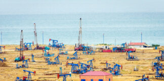 La storia del prezzo del petrolio post-pandemia: dal barile sotto zero alla normalizzazione strutturale Pozzi di petrolio sul Mar Caspio nei pressi di Baku (foto ©Ana Flasker_Shutterstock)