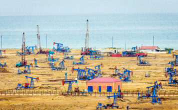 La storia del prezzo del petrolio post-pandemia: dal barile sotto zero alla normalizzazione strutturale Pozzi di petrolio sul Mar Caspio nei pressi di Baku (foto ©Ana Flasker_Shutterstock)