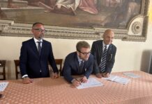 Patto tra comune di Vicenza e INPS a favore donne vittime di violenza: firmato protocollo d’intesa per il progetto “L’INPS è con le donne” Protocollo d’intesa per il progetto “L’INPS è con le donne”: la firma da sx dell'ass. Matteo Tosetto, del sindaco di Vicenza Giacomo Possamai e del direttore Inps Dario Buonomo