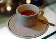 Quanti caffè al giorno? Rischi e benefici, ecco la dose massima