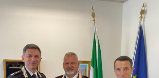 Roana saluta il Luogotenente Antonio Trenta: conclusa una brillante carriera al servizio dell’Arma dei Carabinieri Roana saluta il Luogotenente dei Carabinieri Antonio Trenta (al centro)