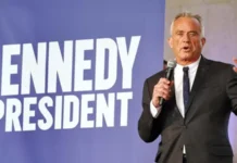 Elezioni Usa, Kennedy jr si ritira: sosterrà Trump. Ambienti dem: “Vantaggio per Harris, molti lo avrebbero votato per il suo cognome” Robert Kennedy jr