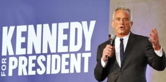 Elezioni Usa, Kennedy jr si ritira: sosterrà Trump. Ambienti dem: “Vantaggio per Harris, molti lo avrebbero votato per il suo cognome” Robert Kennedy jr