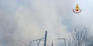 Roma, incendio baracche in via Ciamarra: nessun ferito