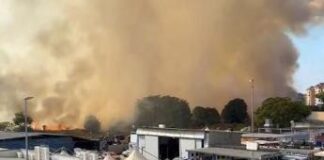 Roma, vasto incendio a Cinecittà est: quattro ustionati gravi