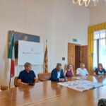 Nuova rotatoria all’ex casello di Montecchio Maggiore: un incontro in Provincia per migliorarla prevedendo una pista ciclabile Rotatoria al nuovo casello di Montecchio, allo studio miglioramenti (nella foto intono al presidente della provincia di Vicenza, Nardiin, altri amministratori pubblici)