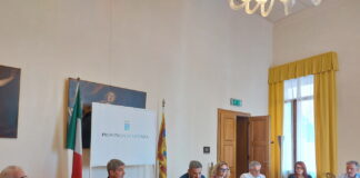 Nuova rotatoria all’ex casello di Montecchio Maggiore: un incontro in Provincia per migliorarla prevedendo una pista ciclabile Rotatoria al nuovo casello di Montecchio, allo studio miglioramenti (nella foto intono al presidente della provincia di Vicenza, Nardiin, altri amministratori pubblici)