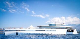 Scontro tra super yacht nel mare di Napoli: uno è il ‘Venus’ appartenuto a Steve Jobs – Video