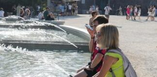 Stop al caldo record, svolta e crollo temperature nel weekend: le previsioni meteo