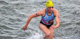 Triatleta belga malata dopo gara nella Senna: “Sto bene, recupererò”