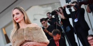 Venezia 81, Angelina Jolie si commuove per la standing ovation e cerca l’abbraccio di Favino – Video