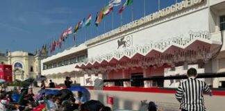 Venezia 81, Jenna Ortega e il cast del film di Tim Burton stregano i fan Venezia 81 al via, fan in attesa per Tim Burton e Jenna Ortega