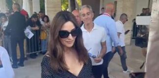 Venezia 81, è il giorno di Tim Burton: fan in delirio per Monica Bellucci e Jenna Ortega