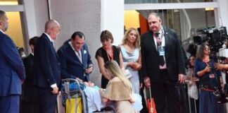 Venezia 81, l’incontro tra Angelina Jolie e un fan disabile sul red carpet: “È una persona di cuore”