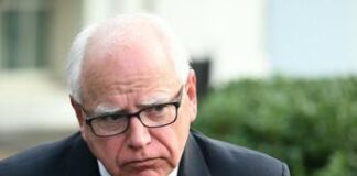 Walz, da coach di football a candidato vicepresidente: la scelta di Harris