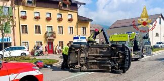 Asiago: perde il controllo dell’auto che finisce rovesciata. Ferita una donna Incidente stradale ad asiago, l'intervento dei Vigili del fuoco