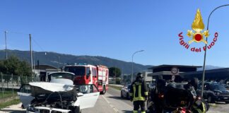 Pianezze, scontro tra due auto una si rovescia: ferite due donne, di cui una incinta, e un bambino incidente stradale a Pianezze tre feriti