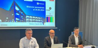 Volksbank risponde alla stampa su innovazione con l’IA, espansione “fisica” e sfide del settore bancario anche nel nordest Volksbank: da sx il dg Alberto Naef, il presidente Lukas Ladurner e il vice dg Georg Mair am Tinkhof