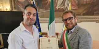 Il sindaco di Vicenza ringrazia il cittadino intervenuto per rimuovere l’albero caduto in viale Diaz Albero caduto, il sindaco consegna pergamena al cittadino intervenuto