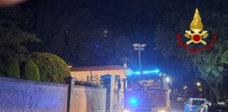 Vigili del fuoco di Vicenza soccorrono donna intossicata dal fumo di un deumidificatore andato a fuoco. Appartamento inagibile Vigili del fuoco di Vicenza in azione dopo incendio