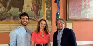 Il sindaco Possamai incontra i fondatori di Unexpected Italy. Grazie a loro Vicenza ha meritato l’attenzione della stampa inglese Possamai con i fondatori di Unexpected Italy