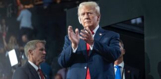 Kamala Harris e Donald Trump: scontro fra gioia e rabbia. Ora l’ex presidente vuole confronti tv, segno che è in svantaggio Attacco violento a Kamala Harris nella conferenza di Trump a Mar-a-Lago