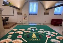 La Guardia di Finanza di Vicenza arresta spacciatore albanese: sequestrati 250 gr di cocaina e 7.500 euro Guardia di Finanza di Vicenza, il materiale sequestrato