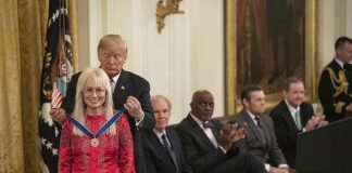 La polemica sulla visita “politica” e con gaffe di Trump all’Arlington National Cemetery: cala il supporto dei veterani? Miriam Adelson riceve la Medaglia presidenziale da Donald Trump nel 2018. L'allora presidente ha dichiarato che questa medaglia è preferibile alla Medal of Honor ricevuta per atti di valore al servizio militare del Paese.