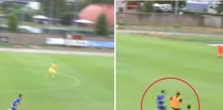 Attaccante sta per segnare? No problem, l’allenatore avversario lo stende – Video