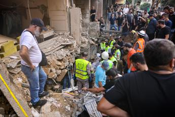 Attacco a Beirut, Hezbollah identifica secondo comandante ucciso. Hamas: “Israele pagherà per la sua follia”
