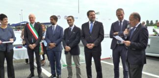 Autostrade, svelati 2 totem commemorativi: Salvini celebra i 100 anni della Milano-Varese